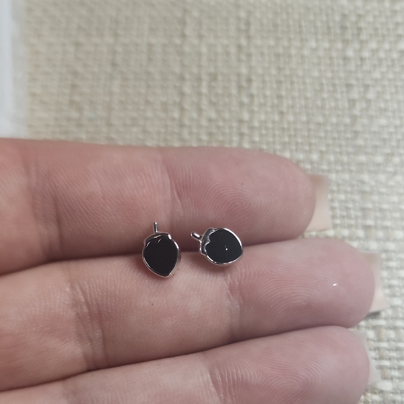 Elegant Black Stud Earrings - Picture 1 of 2